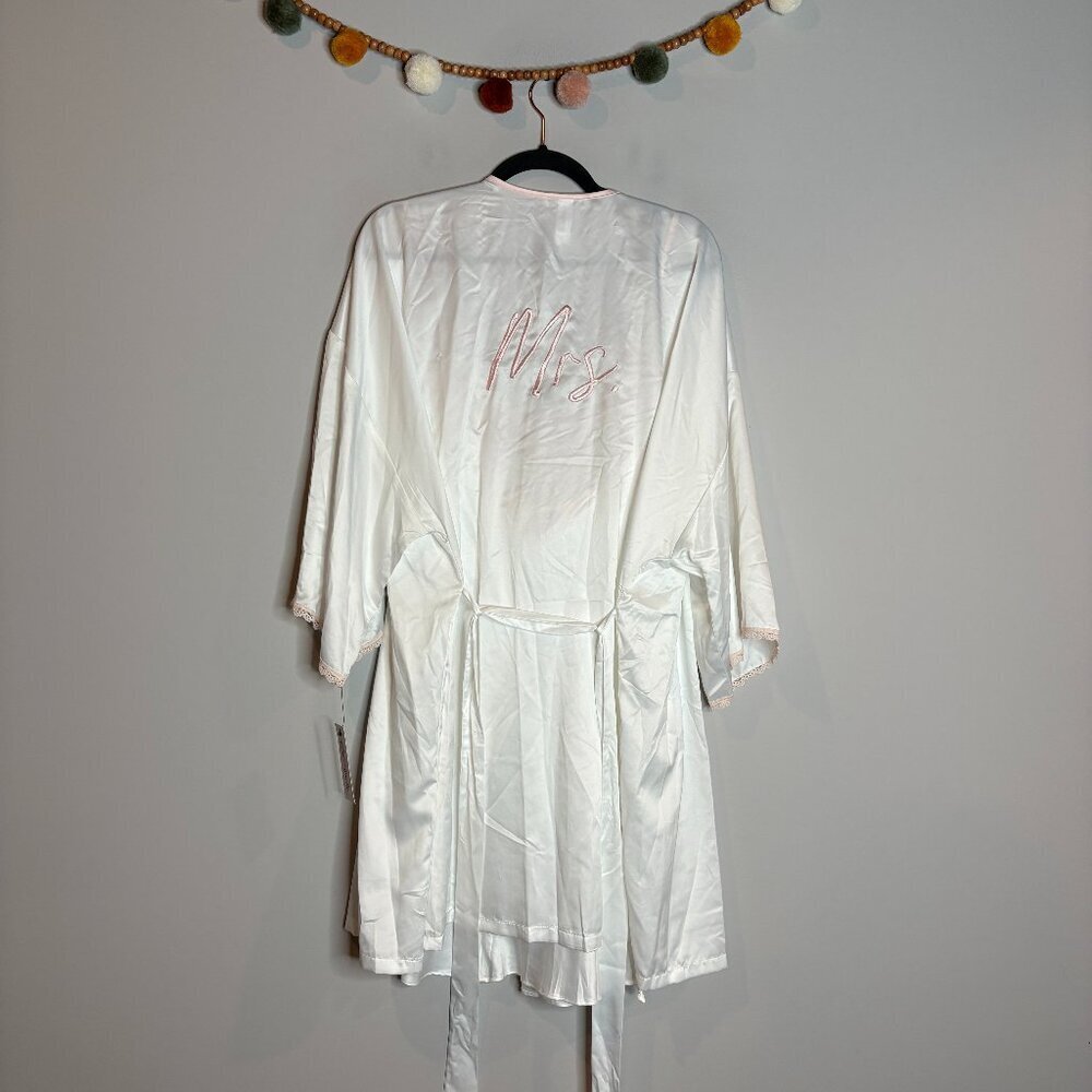 NWT Lilac & London white bridal Mrs. Cloud Dancer robe camisole set